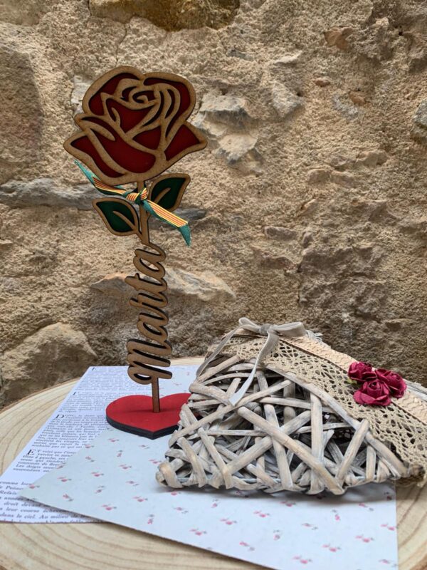 🌹 Roses de Fusta Personalitzades – Un Regal que Perdura 🌹